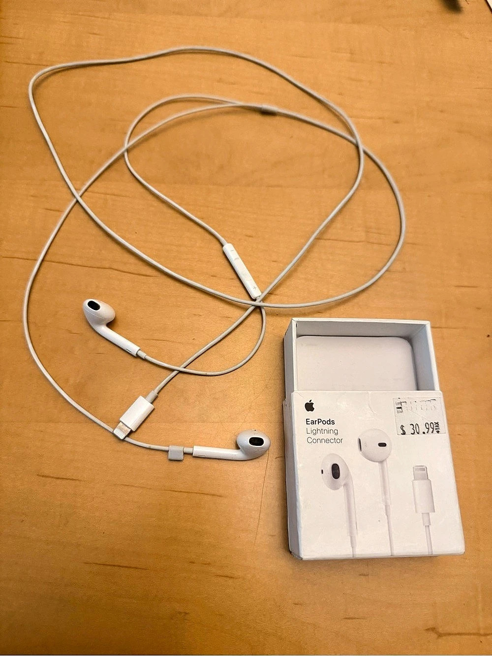 Apple EarPods with Lightning Connector Earbud Headphones White